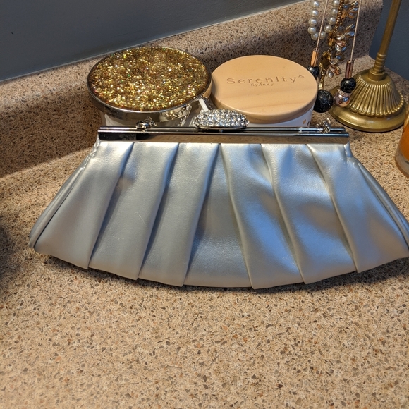 Clutch - Picture 1 of 3